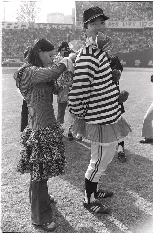 ファン感謝デーでアグネスチャン（左）に衣装を着けてもらう長嶋茂雄