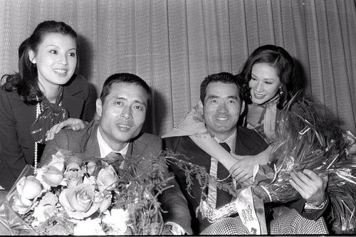 日刊スポーツ年間3賞に選出された王貞治（中央左）と長嶋茂雄（中央右）は篠ひろ子（左）とジャネット八田から祝福を受ける