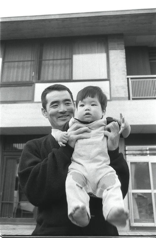 自宅の庭で長男・一茂くんとくつろぐ長嶋茂雄