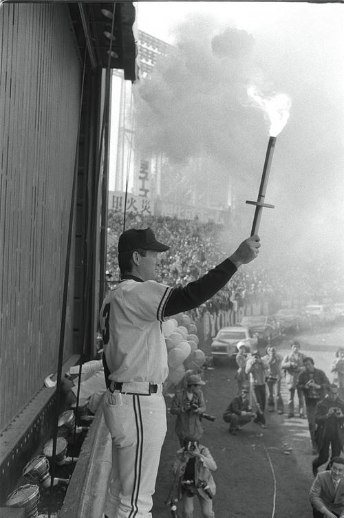 ファン感謝デーで聖火を手にバックスクリーンの前に立つ長嶋茂雄