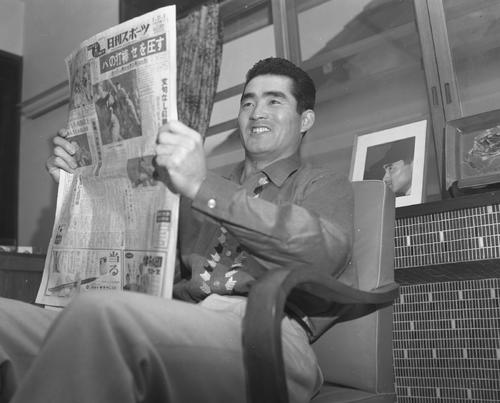 本紙を読む長嶋茂雄