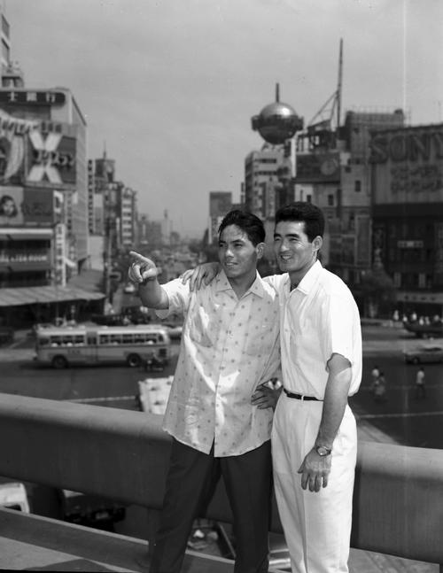 肩を組む山内一弘氏と長嶋茂雄氏