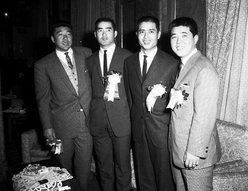 表彰式で写真に納まる（左から）西鉄稲尾和久、巨人長嶋茂雄、巨人王貞治、南海野村克也