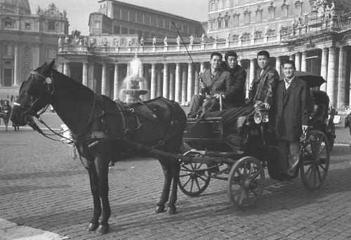イタリア旅行で記念写真におさまる左から王貞治、稲尾和久、野村克也、長嶋茂雄