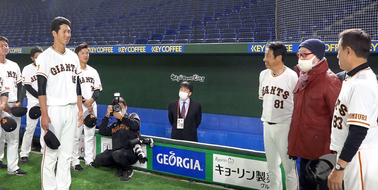 巨人長嶋終身名誉監督（右から2人目）にあいさつする秋広（左）（球団提供）