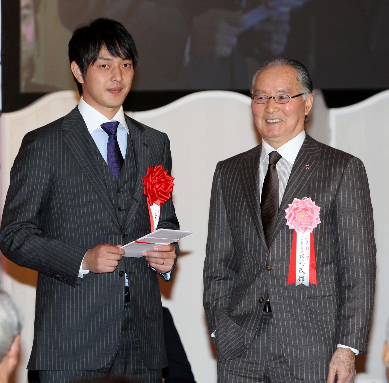 08年11月、ゴールデンスピリット賞受賞で長嶋茂雄選考委員（右）から特別賞を授与される岩隈