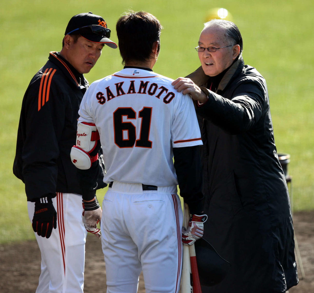 08年2月、オープン戦　巨人対ソフトバンク　長嶋終身名誉監督（右）は興味深げに坂本の体を触る。左は原監督