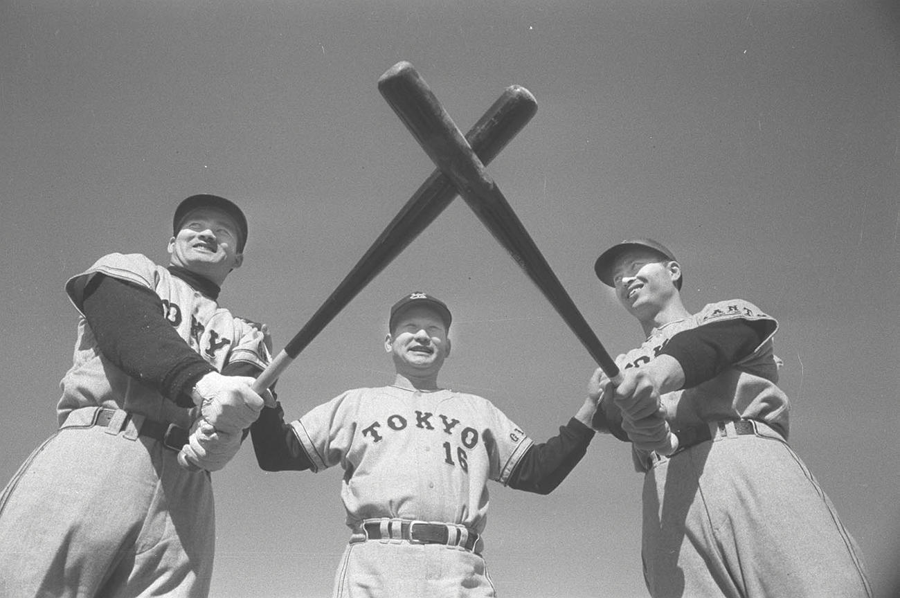 宮崎キャンプで記念撮影する左から長嶋茂雄、川上哲治監督、王貞治（64年1月20日撮影）