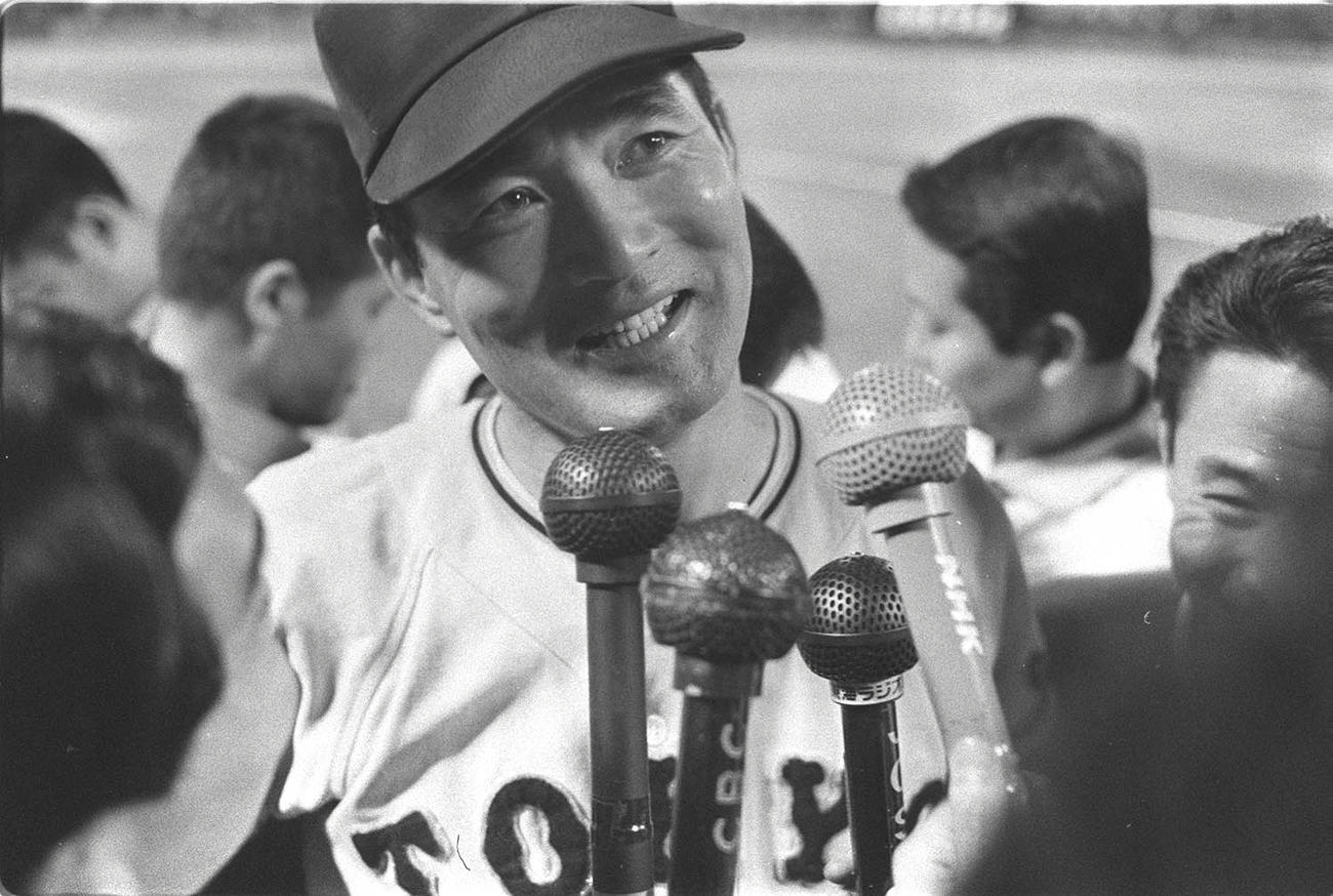 通算400号本塁打を記録し、試合終了後笑顔で会見する長嶋茂雄