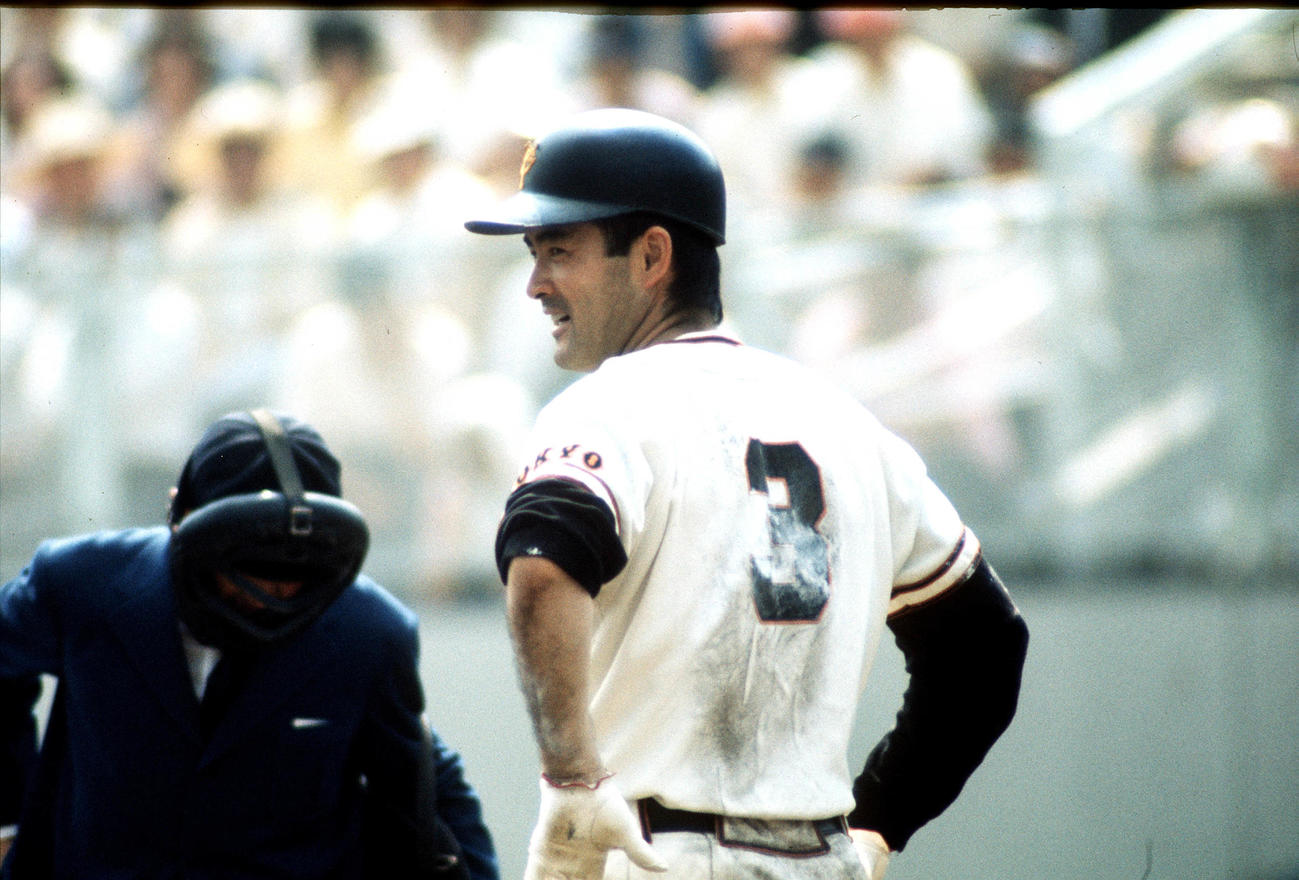 背番号3の背中をみせながら笑顔（1974年）