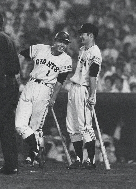 笑顔を見せる巨人の長嶋茂雄（右）と王貞治（1963年撮影）