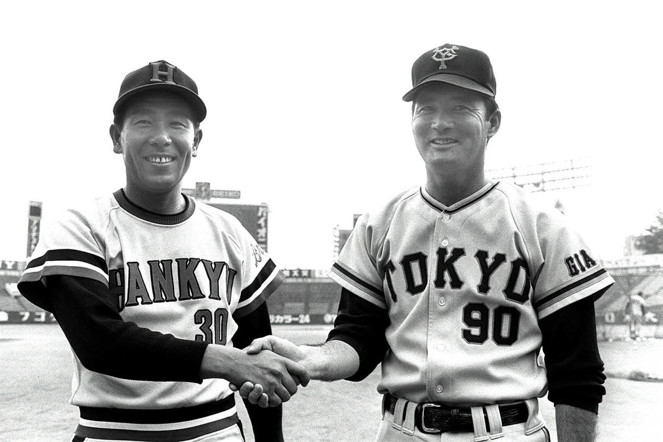 日本シリーズを前に握手する阪急・上田利治監督（左）と巨人・長嶋茂雄監督（1976年10月22日）
