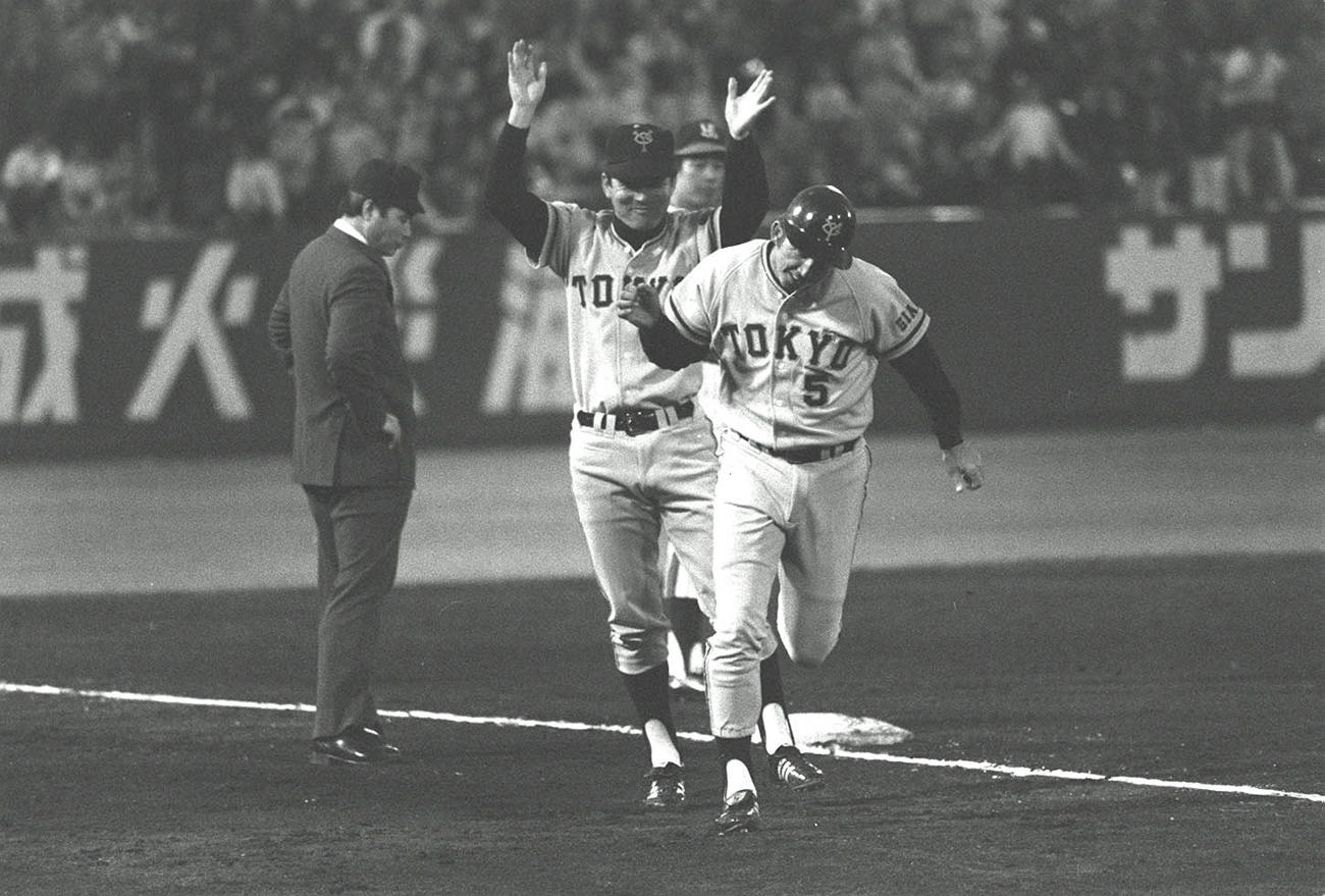 三塁コーチャーで登場した長嶋茂雄監督（1975年5月7日）