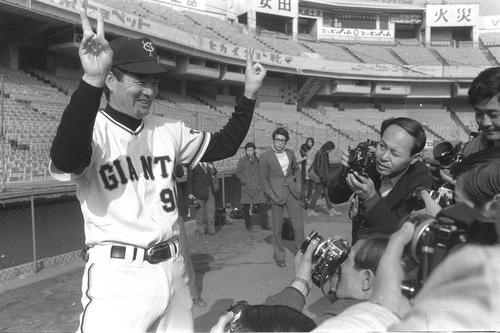 新ユニホーム背番号90を初披露した長嶋茂雄（1974年12月）