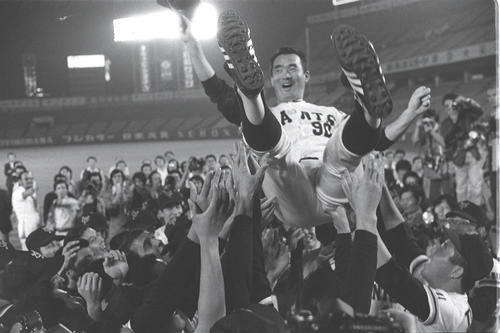 77年9月、V2が決定し後楽園球場で胴上げされる長嶋茂雄監督