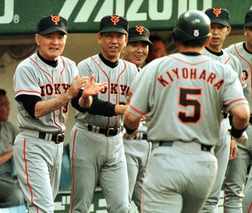 3試合連続となる第9号本塁打を放った清原和博（手前）をベンチ前で出迎える長嶋茂雄監督（左端）（1998年5月31日）
