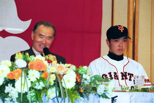 00年12月、記者の質問に答える巨人長嶋監督と阿部慎之助