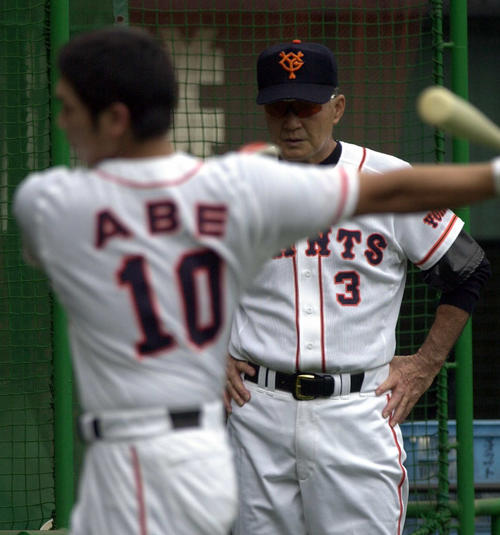 01年9月、ティー打撃する阿部慎之助を、厳しい表情で見守る巨人長嶋監督