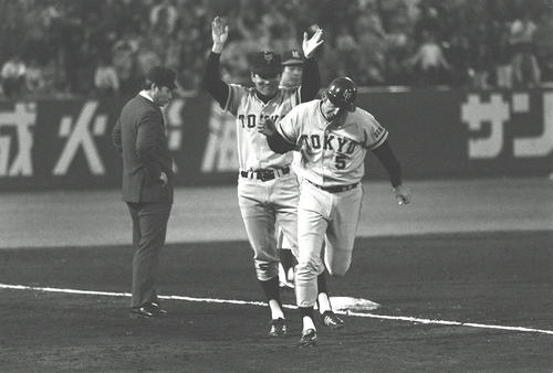 三塁コーチャーで登場した長嶋茂雄監督（1975年5月7日）