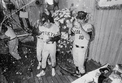 リーグ優勝を決めた長嶋巨人、宿舎の祝勝会でビールを浴びる（1976年）