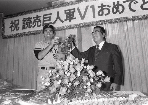 V1祝勝会で正力亨オーナー（右）と乾杯する長嶋茂雄監（1976年10月16日）