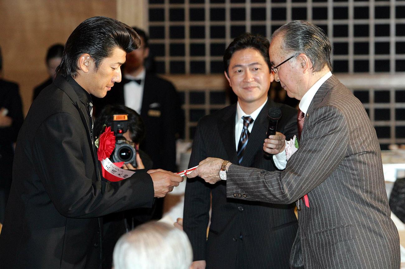 07年ゴールデンスピリット賞表彰式、長嶋茂雄終身名誉監督から副賞を受け取る三浦大輔氏