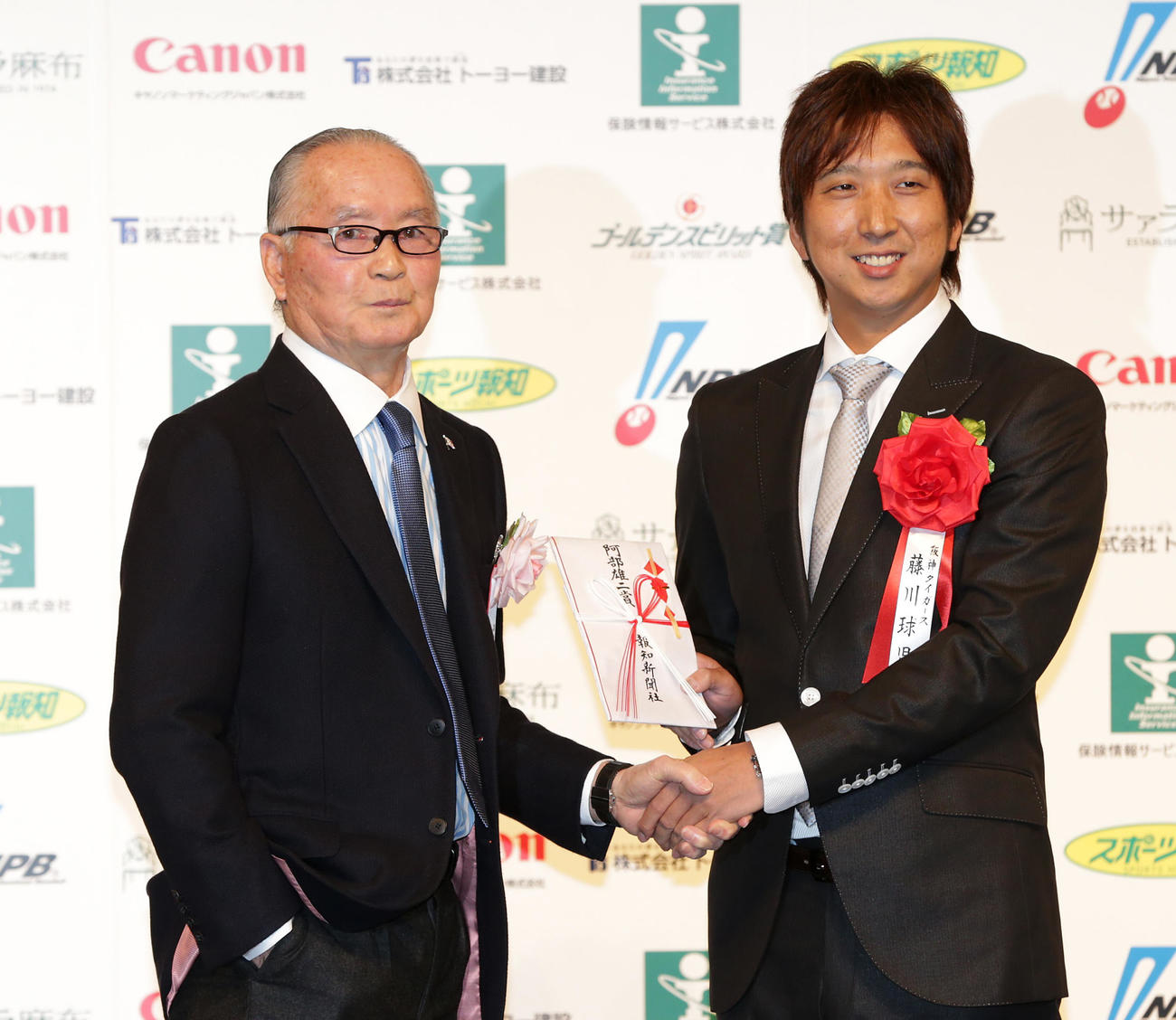 2012年11月20日、「ゴールデンスピリット賞」表彰式で長嶋茂雄巨人終身名誉監督と握手する阪神藤川球児