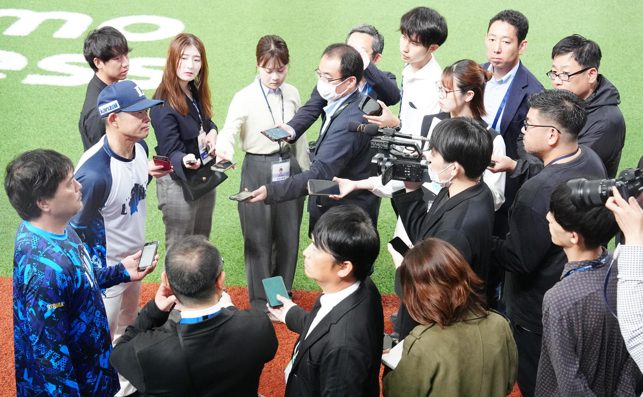 西武対ヤクルト　試合前、長嶋茂雄さんの死去に伴い、思い出を語る西武仁志コーチ（左端中央）（撮影・江口和貴）