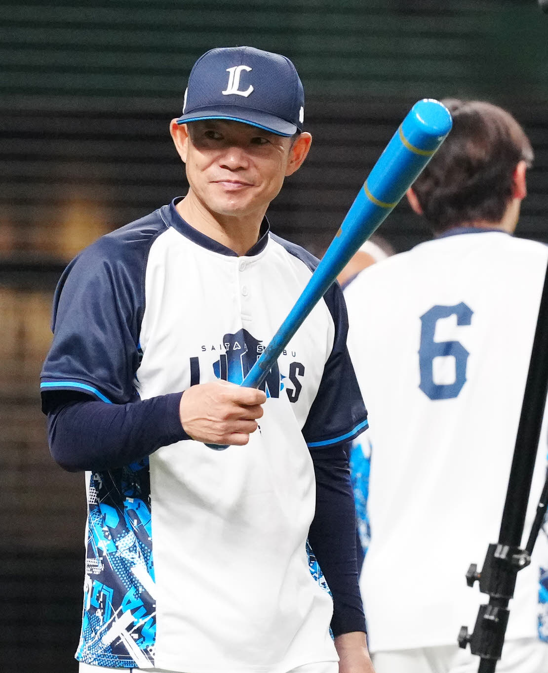 西武対ヤクルト　試合前練習を見つめる西武仁志コーチ（撮影・江口和貴）