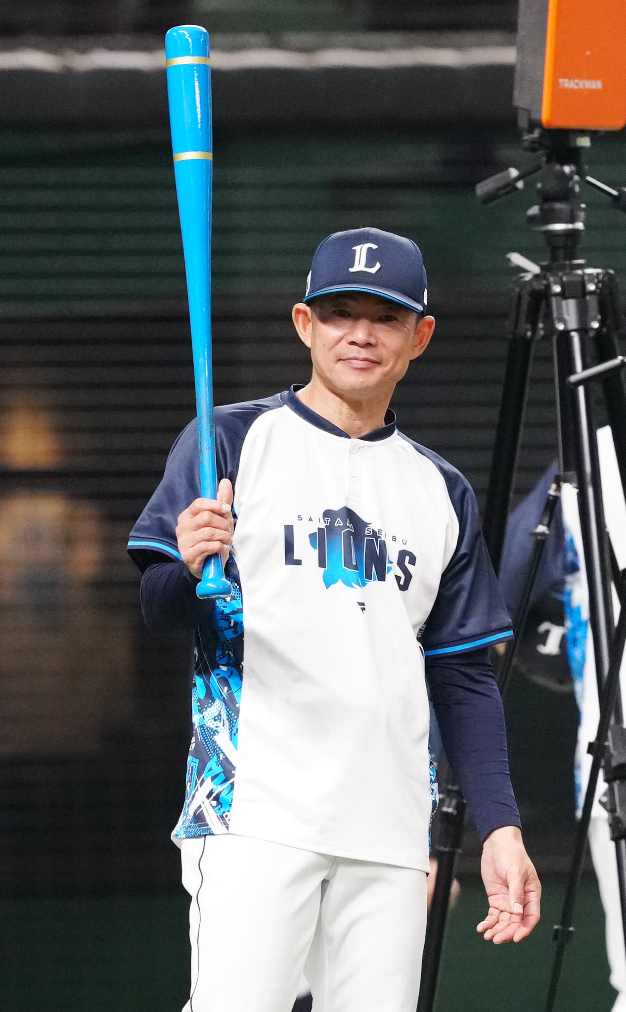 西武対ヤクルト　試合前練習を見つめる西武仁志コーチ（撮影・江口和貴）