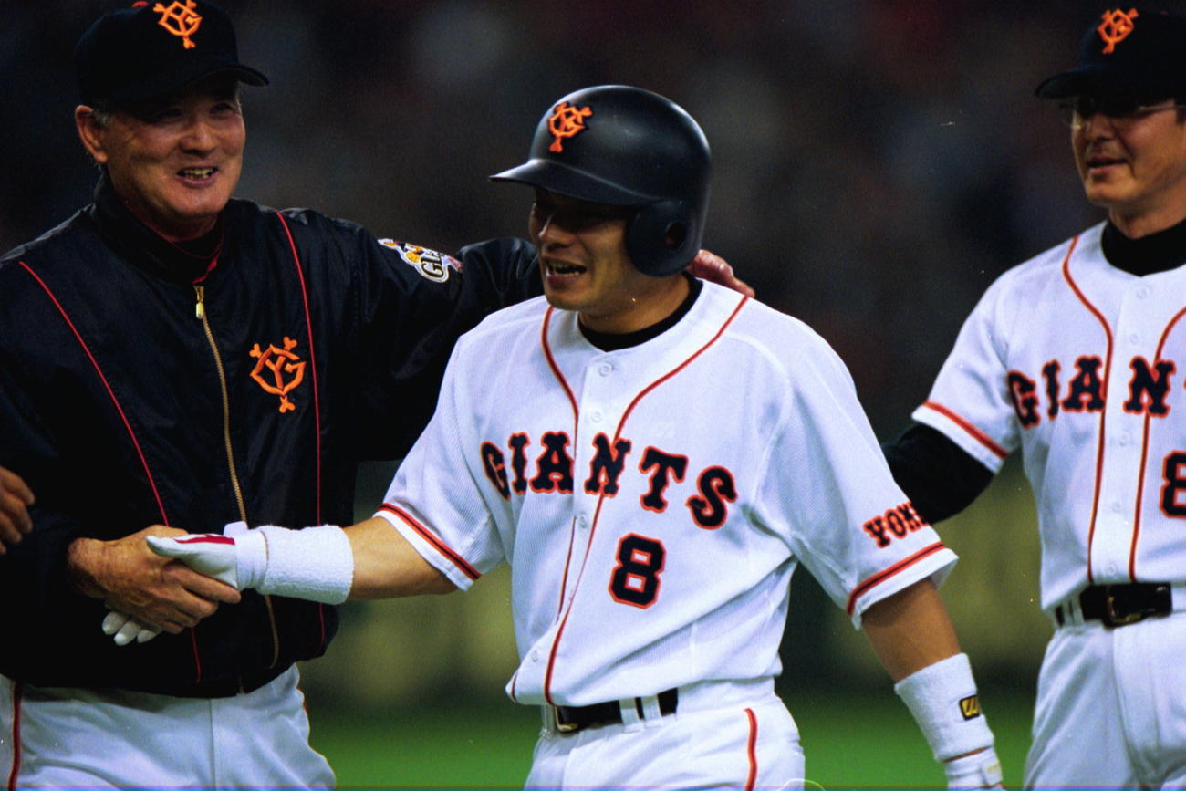 01年4月、仁志敏久はサヨナラ安打を放ち、長嶋茂雄監督（左）の出迎えを受ける