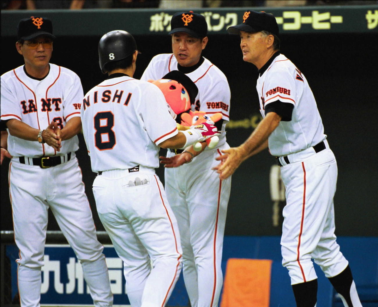 00年8月、本塁打を放った仁志敏久を出迎える巨人長嶋監督