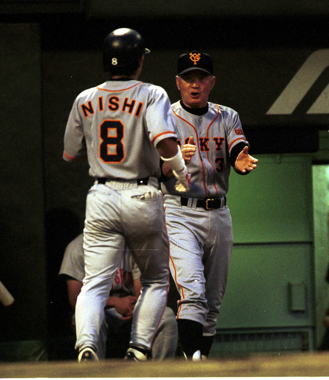 01年9月、本塁打を放った仁志敏久を出迎える巨人長嶋監督