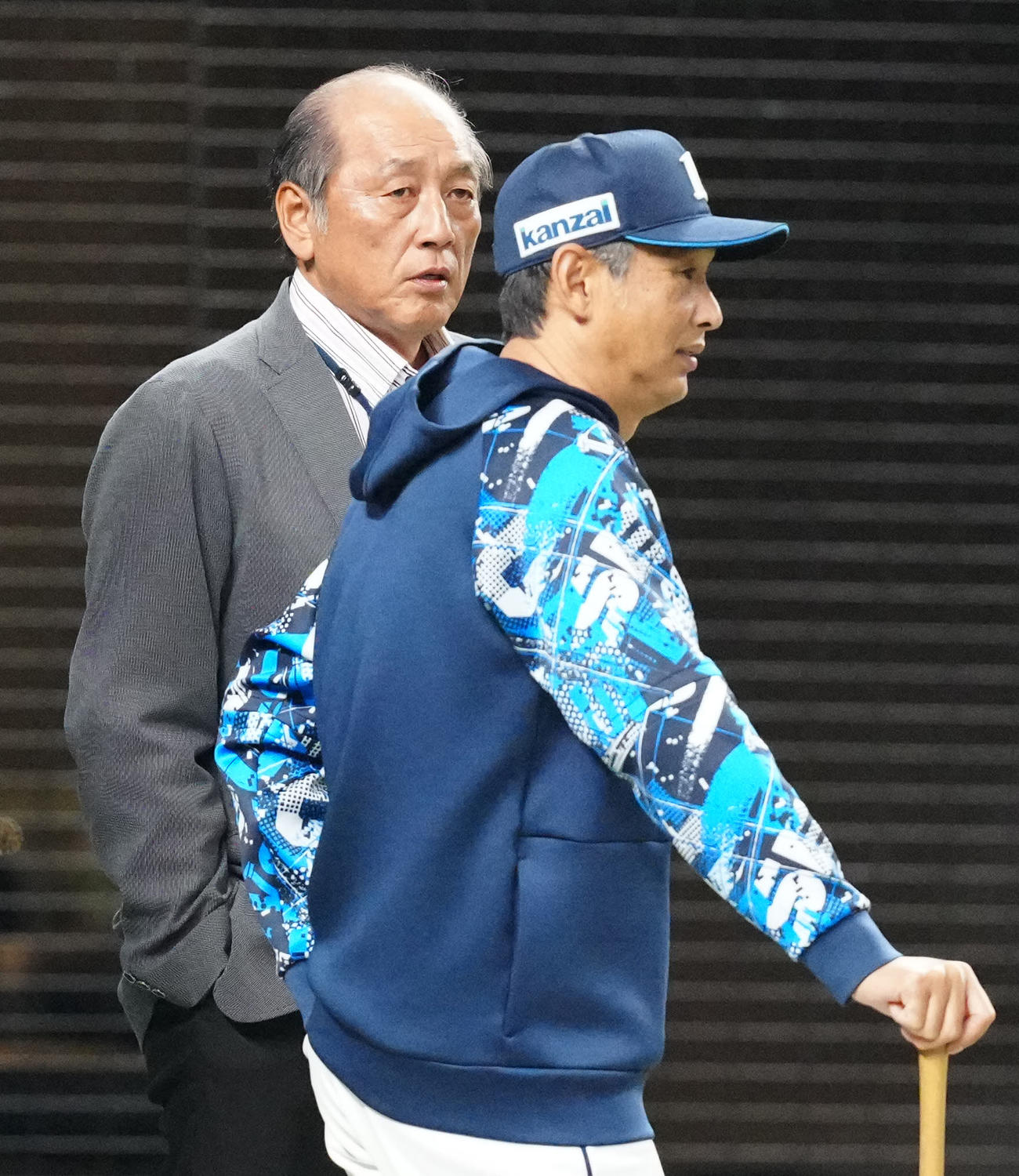 試合前練習中、西武西口監督と言葉を交わす渡辺久信氏（撮影・江口和貴）