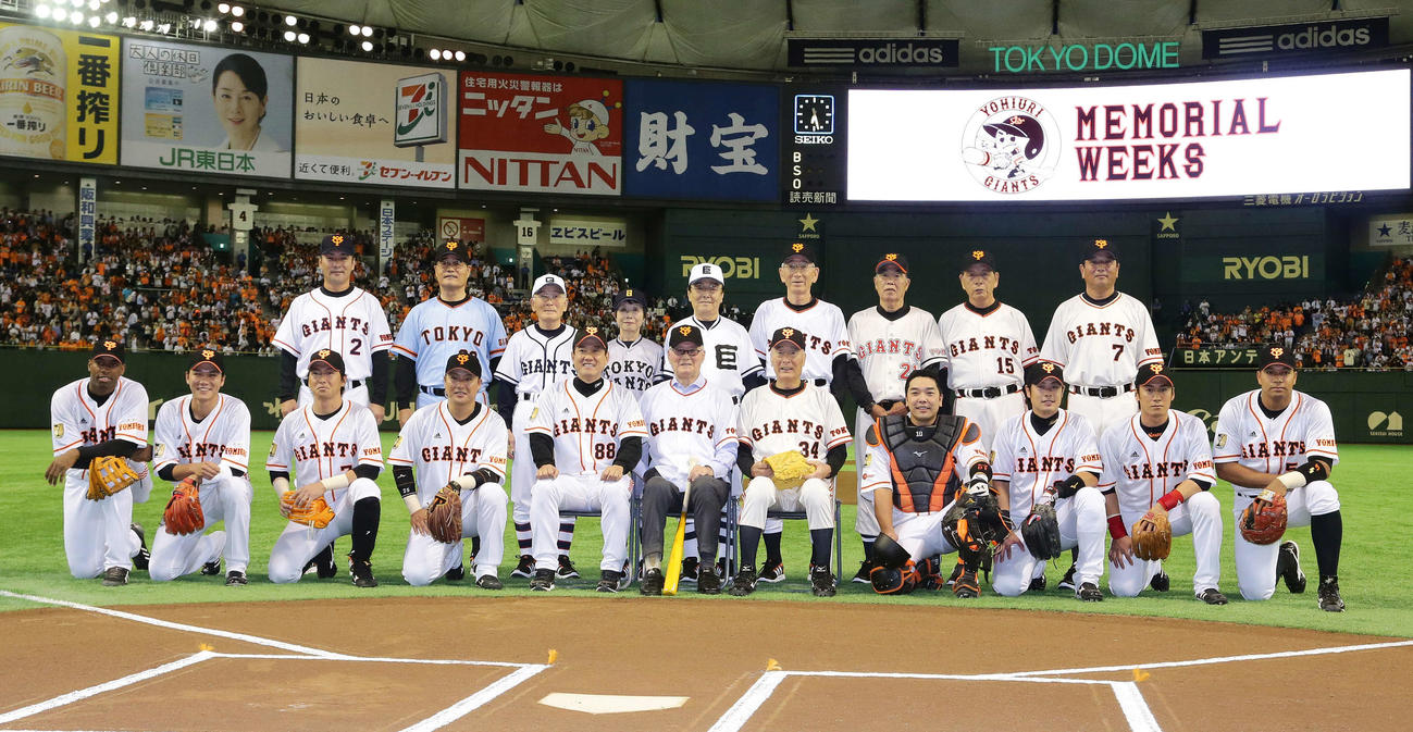 14年7月、記念写真に納まる巨人長嶋終身名誉監督（前列中央）ら。前列左から、アンダーソン、坂本、長野、村田、原監督、1人おいて金田氏、阿部、亀井、片岡、ロペス、後列左から元木氏、末次氏、伊藤氏、南氏、故沢村栄治氏の長女酒井美緒氏、故水原茂氏の長男信太郎氏、国松氏、城之内氏、吉村氏