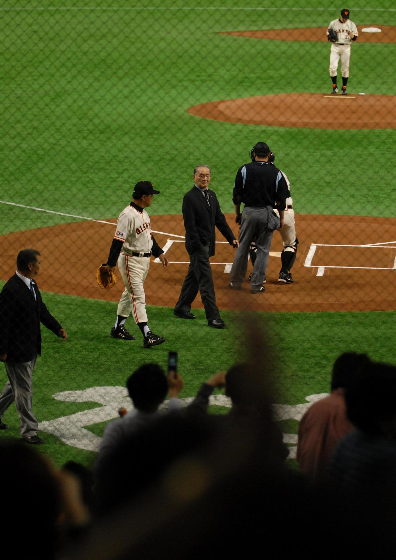 07年6月、巨人通算5000勝記念セレモニー　巨人対楽天2 V9戦士として参加した長嶋茂雄巨人軍終身名誉監督（中央）はファンの声援を受けながら末次利光氏らに付き添われグラウンドを引き揚げる