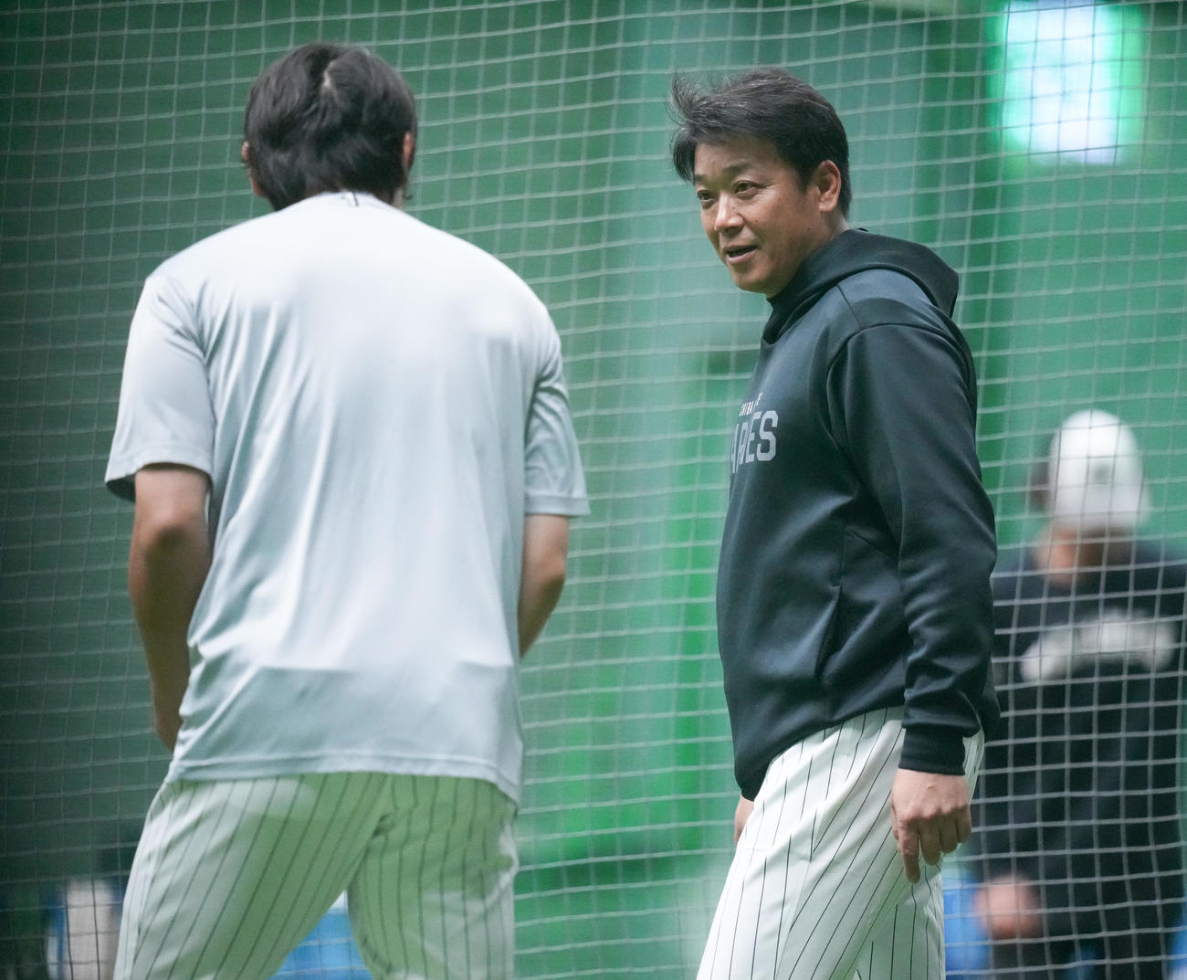 安田（左）と話すロッテのサブロー1軍ヘッドコーチ（撮影・鈴木みどり）