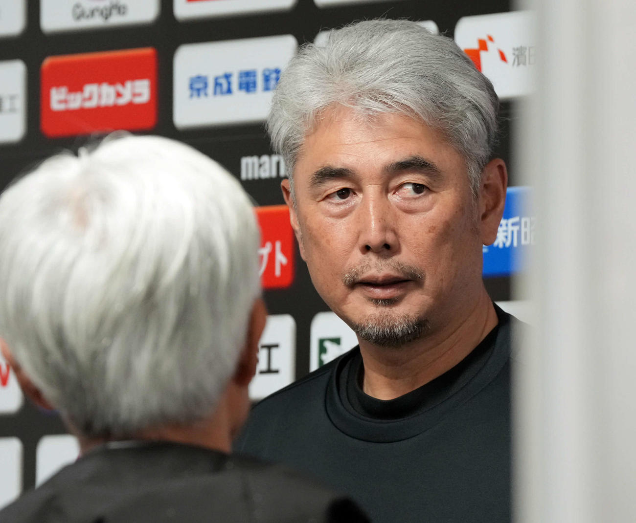 長嶋茂雄さんの死去を受けて、心境を語るロッテ吉井監督（撮影・たえ見朱実）