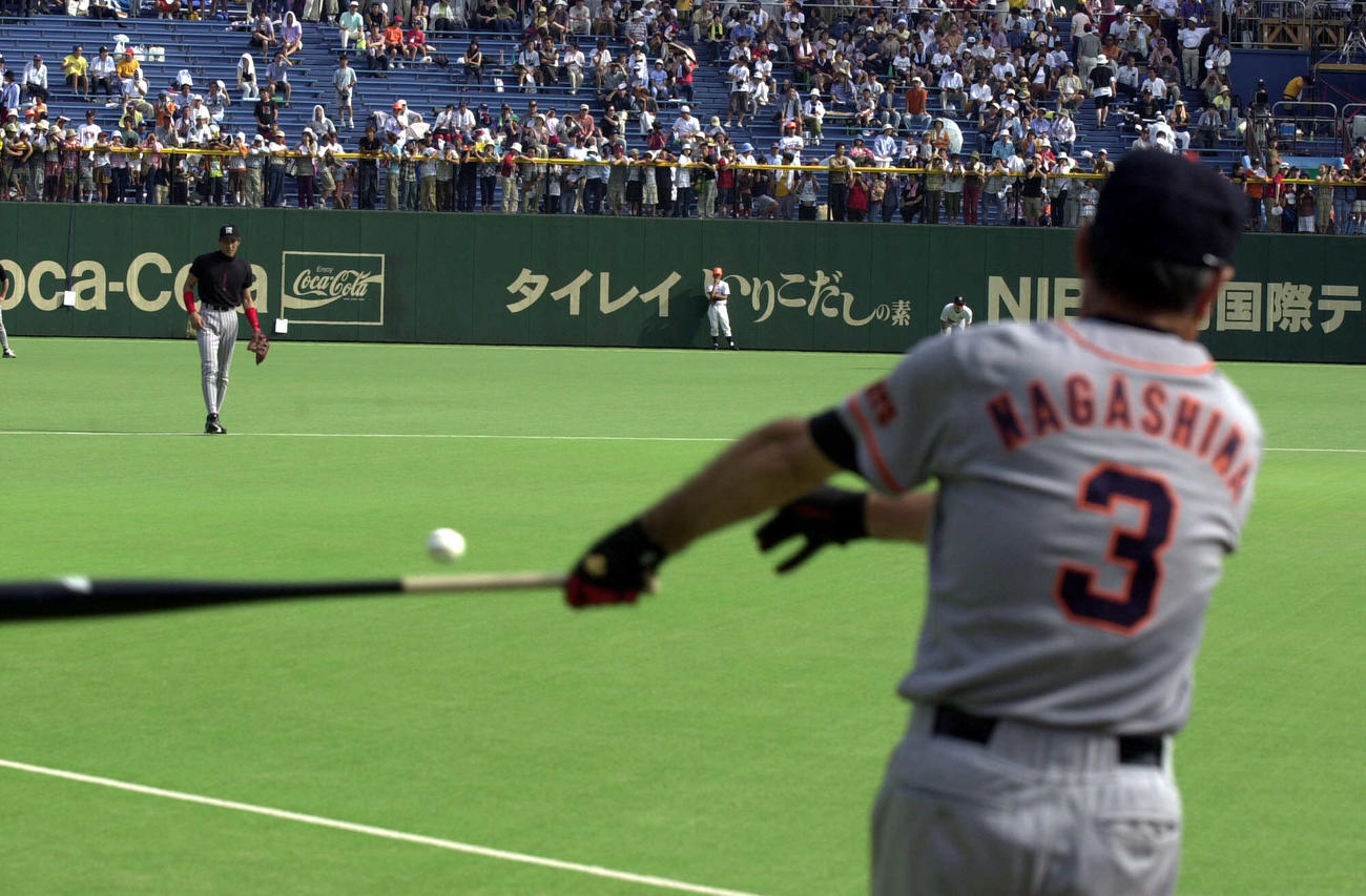 00年オールスター　試合前練習で阪神新庄剛志にノックをする長嶋茂雄氏