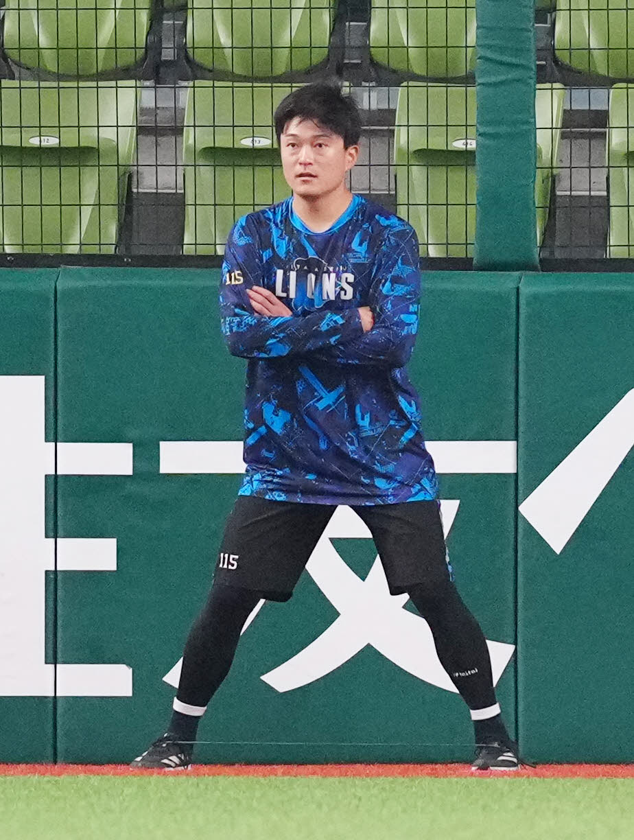 西武対ヤクルト　試合前練習に臨む西武佐々木（撮影・江口和貴）