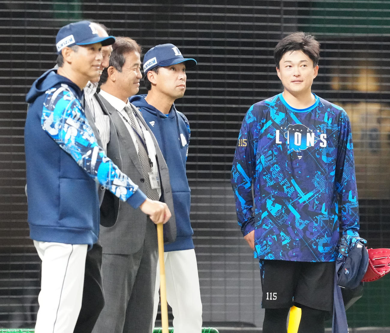 西武対ヤクルト　試合前練習中、西武西口監督（左端）らにあいさつする佐々木（右端）（撮影・江口和貴）
