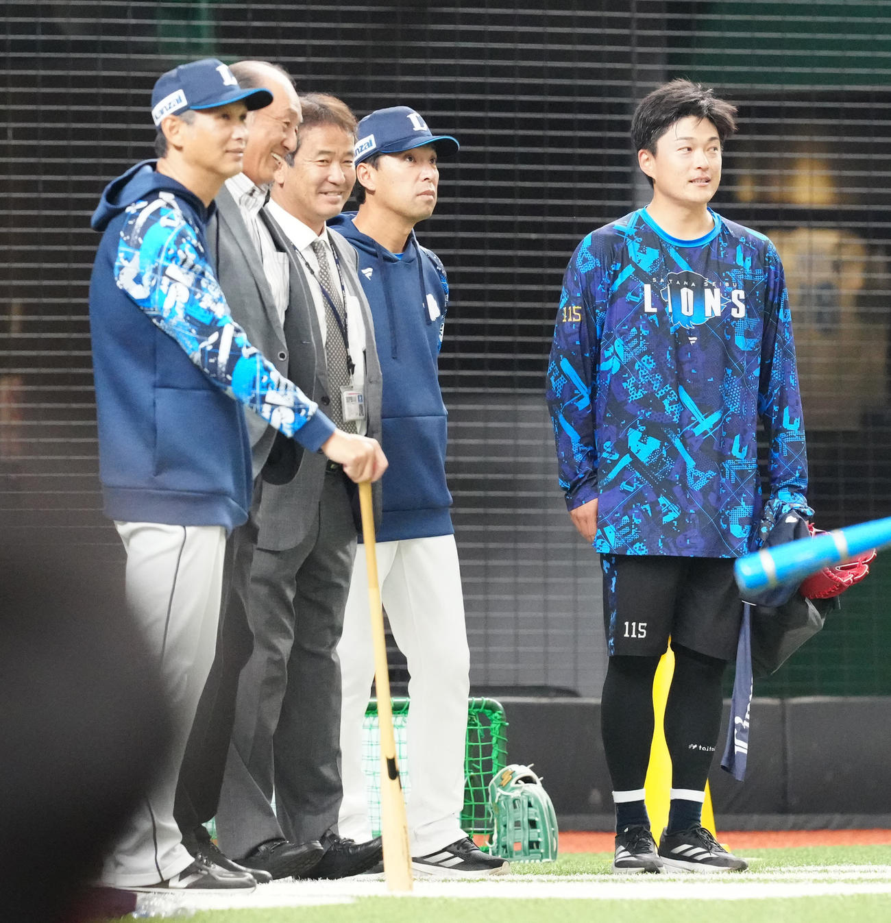 西武対ヤクルト　試合前練習中、西武西口監督（左端）らにあいさつする佐々木（右端）（撮影・江口和貴）