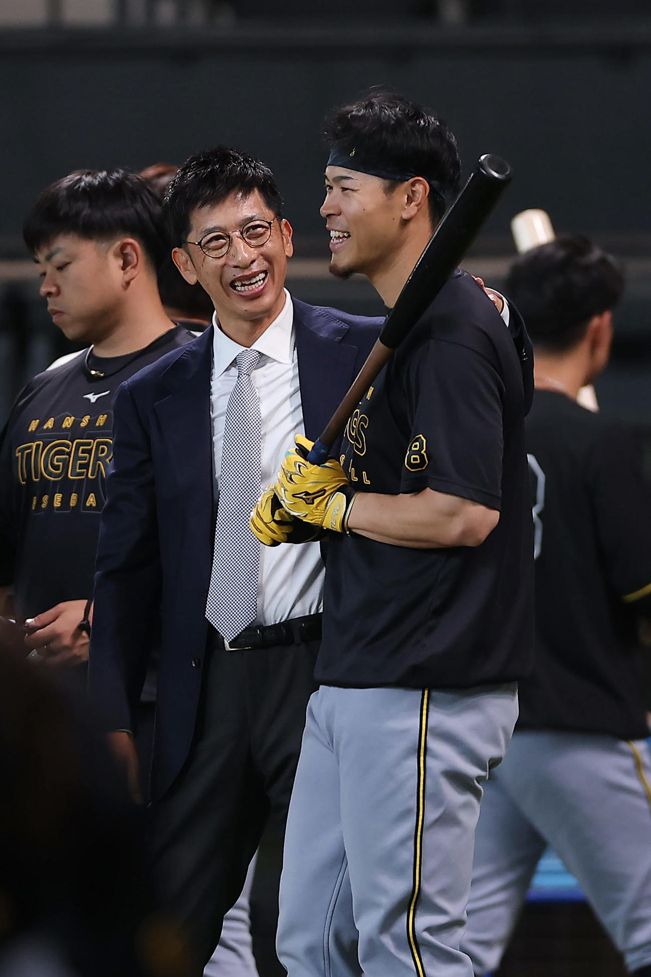 日本ハム対阪神　試合前練習で言葉を交わす矢野氏（左）と阪神佐藤輝（撮影・前田充）