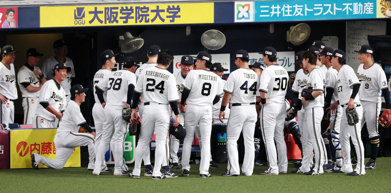 オリックス対広島　水本ヘッドコーチの声出しで試合前の円陣を組むオリックスナイン（撮影・加藤哉）