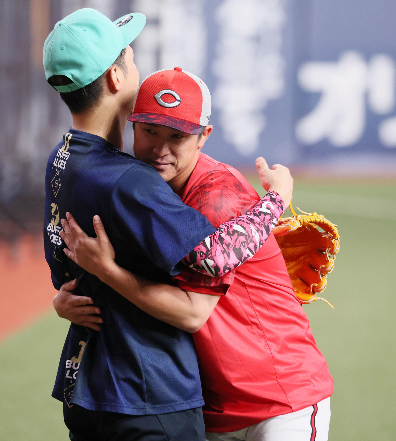 オリックス対広島　オリックス西川（左）とハグする広島上本（撮影・加藤哉）