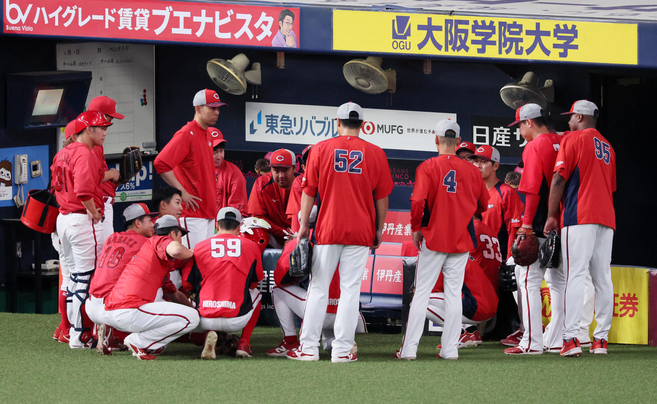 オリックス対広島　試合前に円陣を組む広島ナイン（撮影・加藤哉）