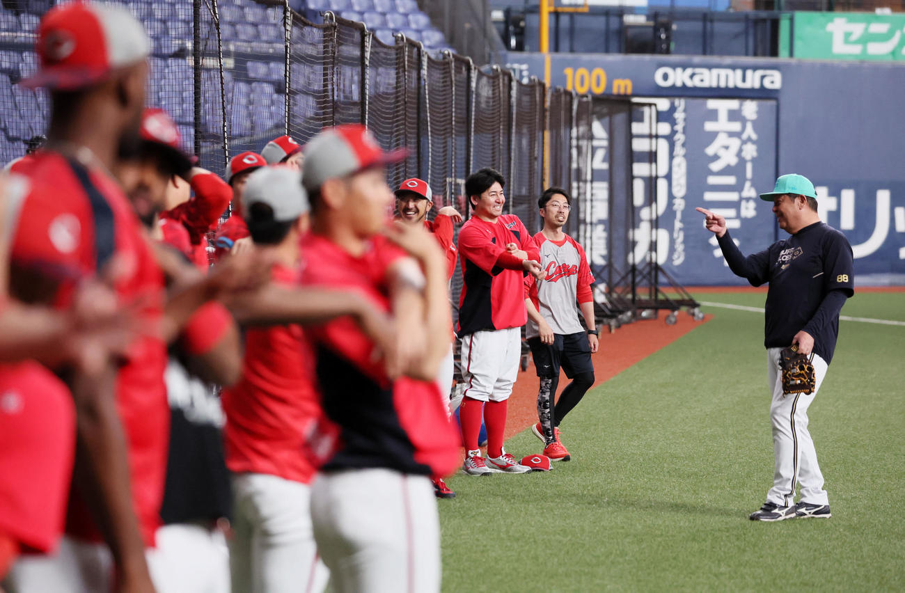 オリックス対広島　オリックス水本ヘッドコーチは笑顔で広島ナインと対峙する（撮影・加藤哉）