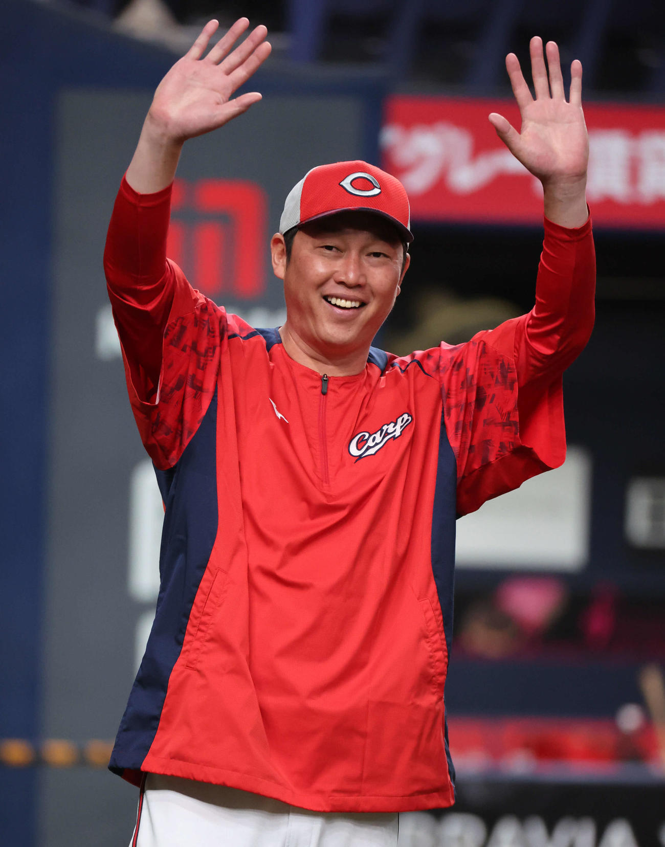 オリックス対広島　練習中、スタンドに向かって手を振る広島新井監督（撮影・西尾就之）