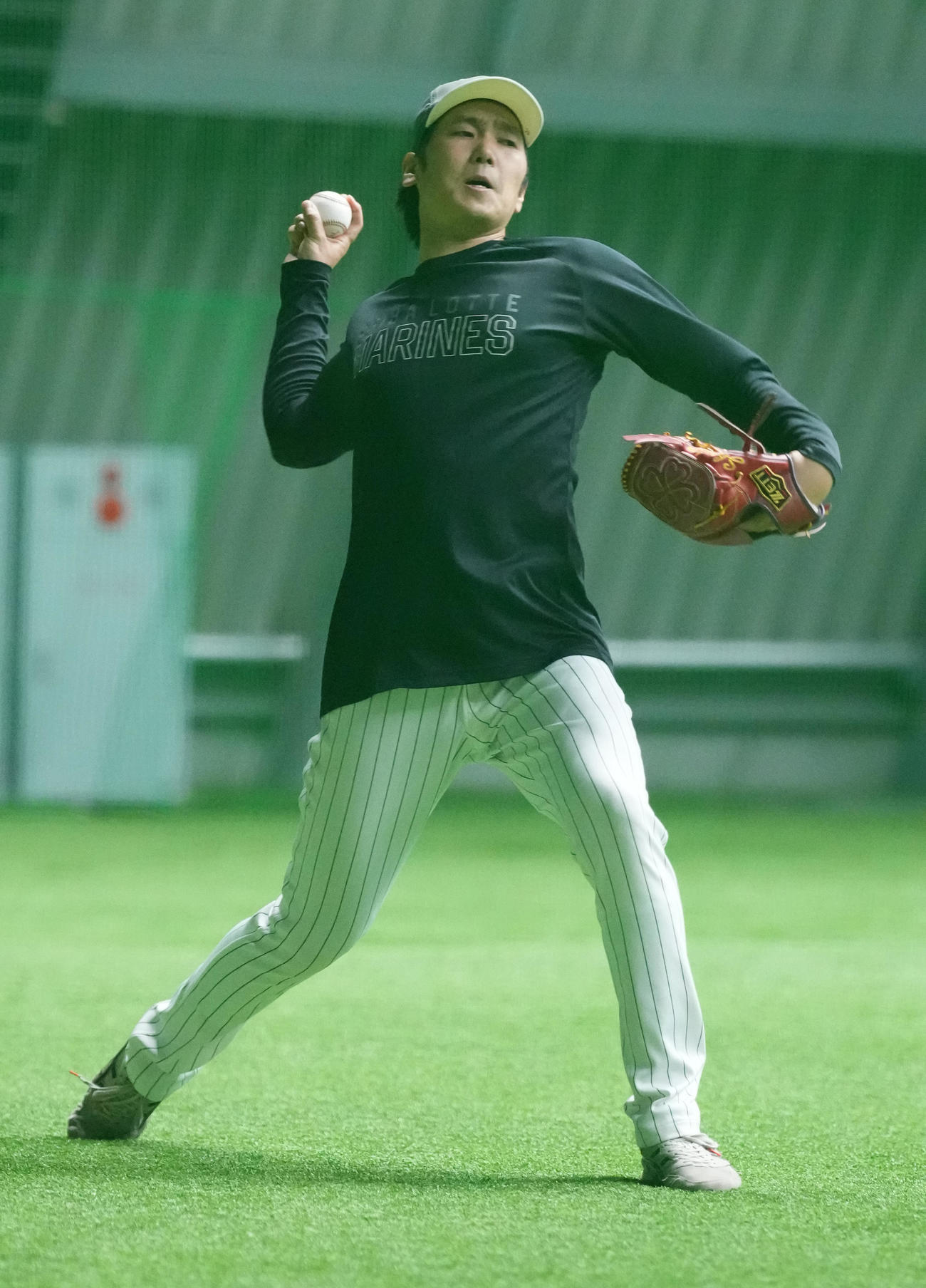 キャッチボールするロッテ石川柊（撮影・鈴木みどり）