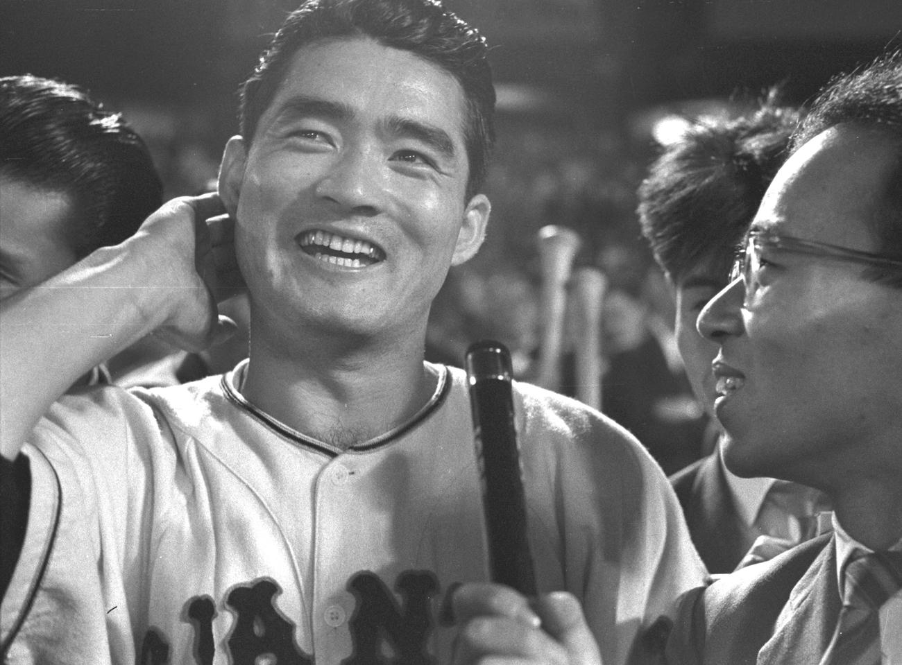 天覧試合で本塁打を放ち笑顔でインタビュー（1959年6月撮影）
